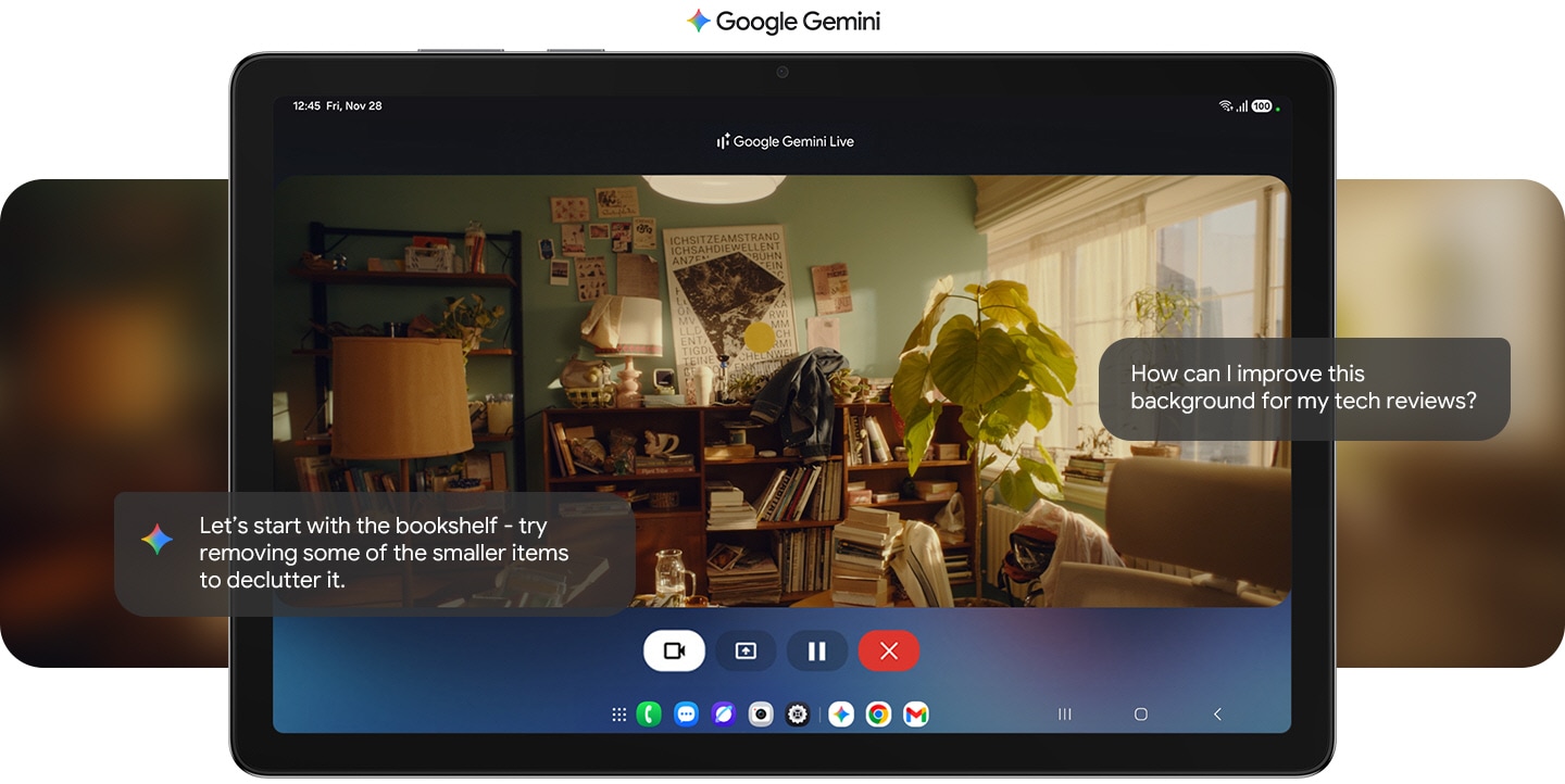 Captura de tela do tablet demonstrando o "Google Gemini Live". Na tela, há uma videochamada mostrando uma estante de livros bagunçada. Balões de chat indicam a interação: o usuário pergunta "How can I improve this background for my tech reviews?" e o Gemini responde "Let’s start with the bookshelf - try removing some of the smaller items to declutter it.". Na parte inferior, ícones do sistema Android e a barra de navegação da Samsung são visíveis sob o selo "Google Gemini".