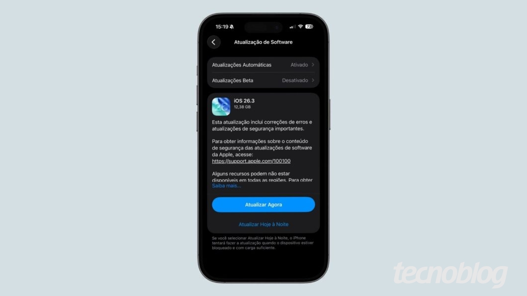Captura de tela da tela de atualizações do iPhone, indicando a instalação do iOS 26.3