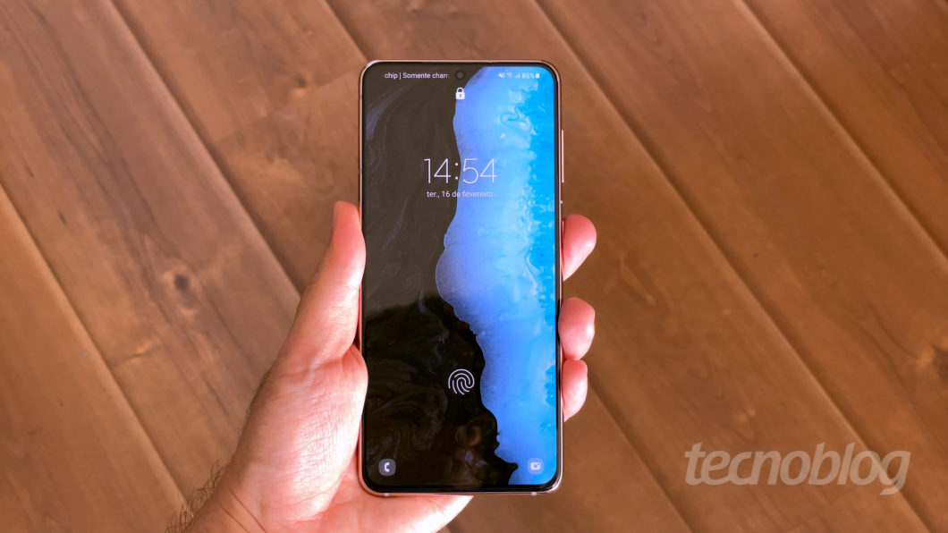 Imagem mostra o Samsung Galaxy S21 sendo segurado em uma mão