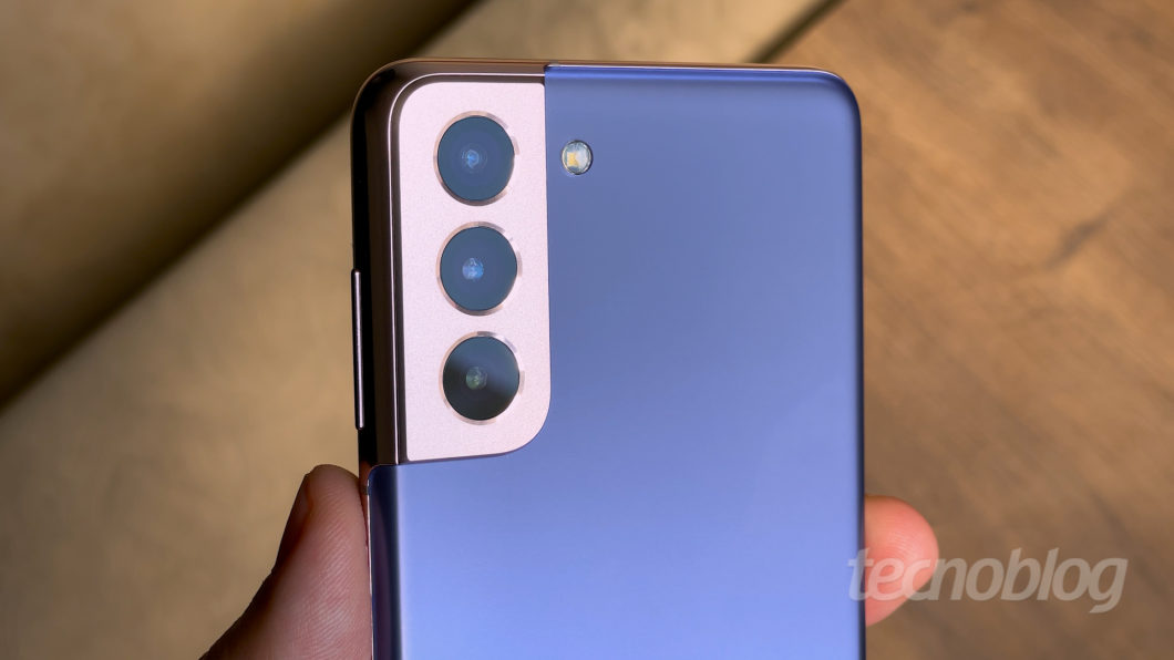 Imagem mostra o Samsung Galaxy S21 sendo segurado em uma mão