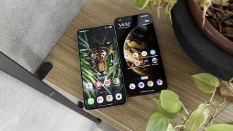Tela do Galaxy S25 FE (esquerda) e POCO X7 Pro (direita)
