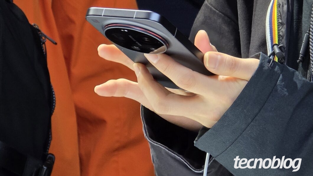 Mão segurando Xiaomi 17 Ultra