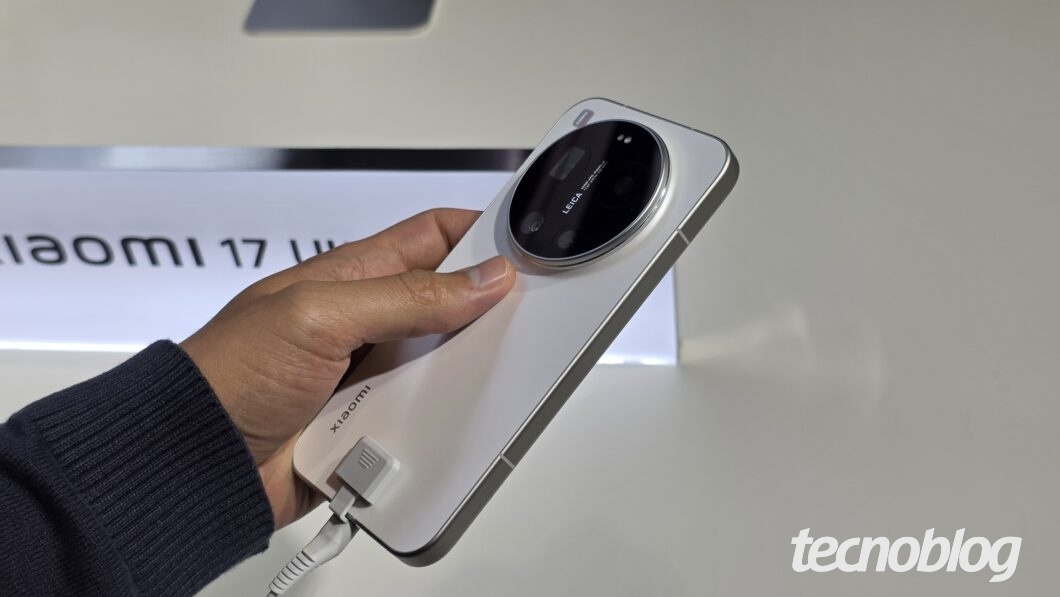 Mão segurando smartphone