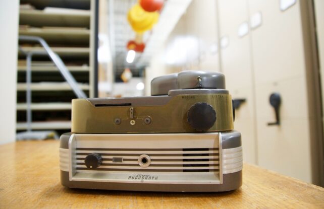 An old fashioned audograph in very good condition is displayed on a bench 