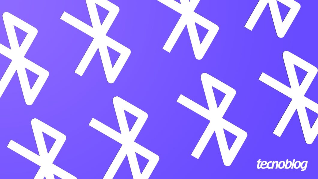 Imagem mostra um padrão repetitivo de logos brancos do Bluetooth dispostos diagonalmente sobre um fundo roxo. Os logos são estilizados com formas geométricas angulares. Na parte inferior direita, o logotipo do "Tecnoblog" é visível.