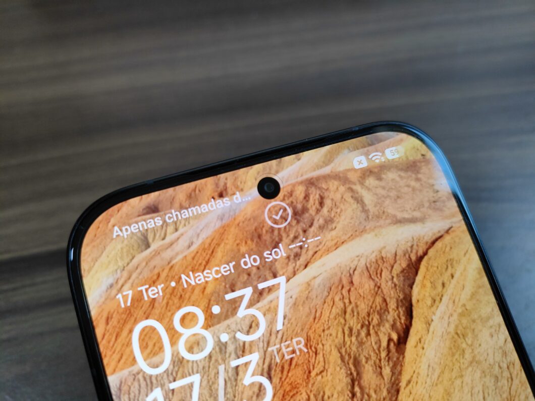 Close na câmera frontal do Poco X8 Pro