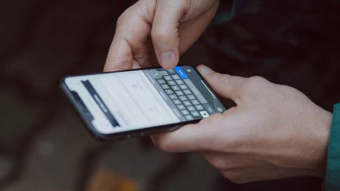 Pessoa no celular (Imagem: Freestocks/Unsplash)