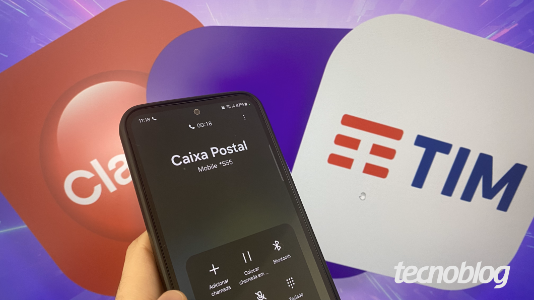 Uma mão segura um celular Samsung com o app Telefone ligando para Caixa Postal. Imagem ao fundo mostra o logo das operadoras Claro e TIM