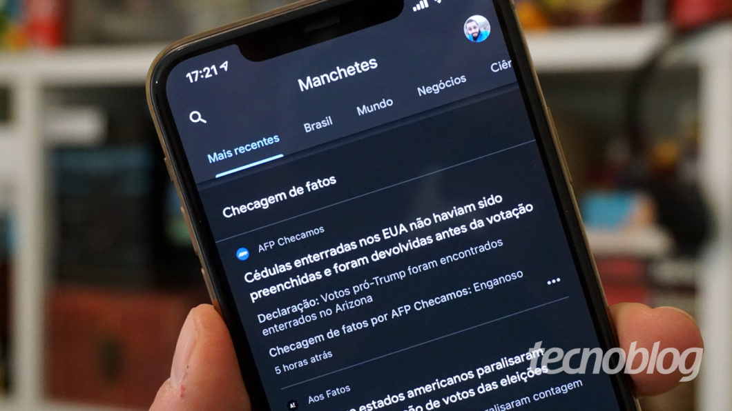 Imagem mostra manchetes do Google Notícias em um iPhone