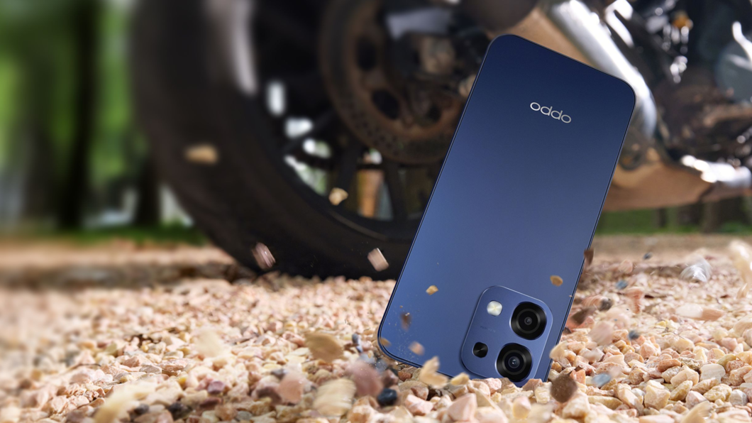 Oppo A6 Pro 5G caindo de uma motocicleta em pedregulhos