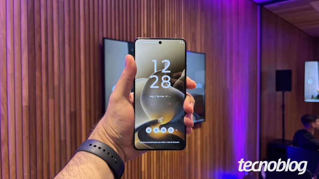 Mão segurando celular Motorola Signature mostrando a tela