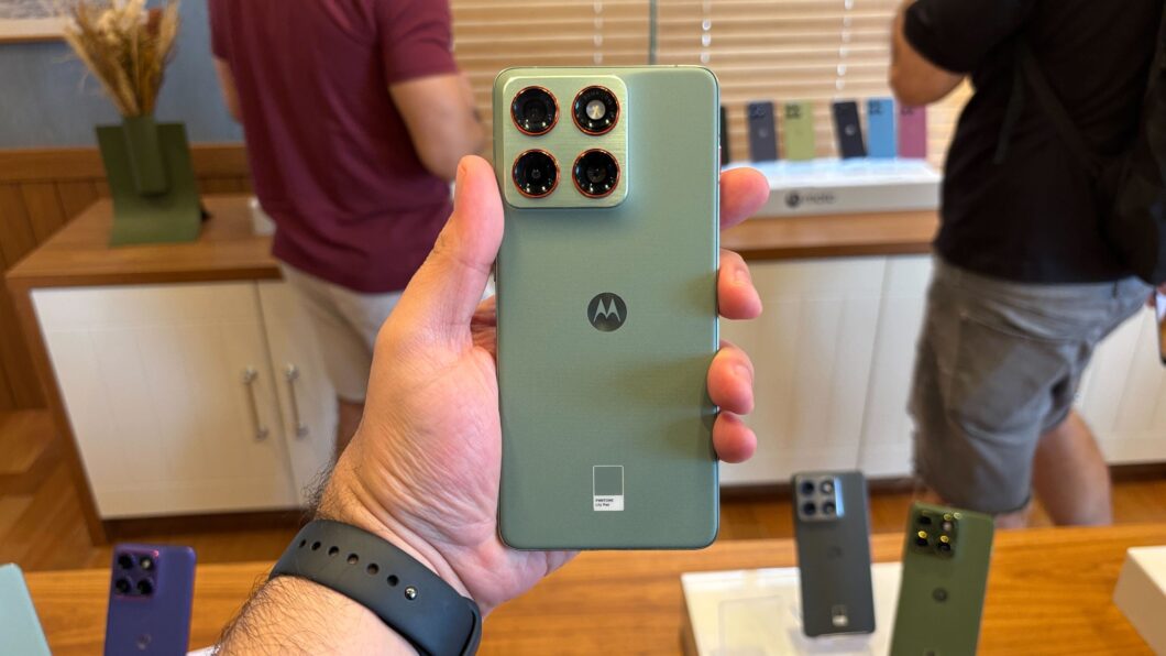 Mão segurando Motorola Edge 70 com traseira exposta para cima