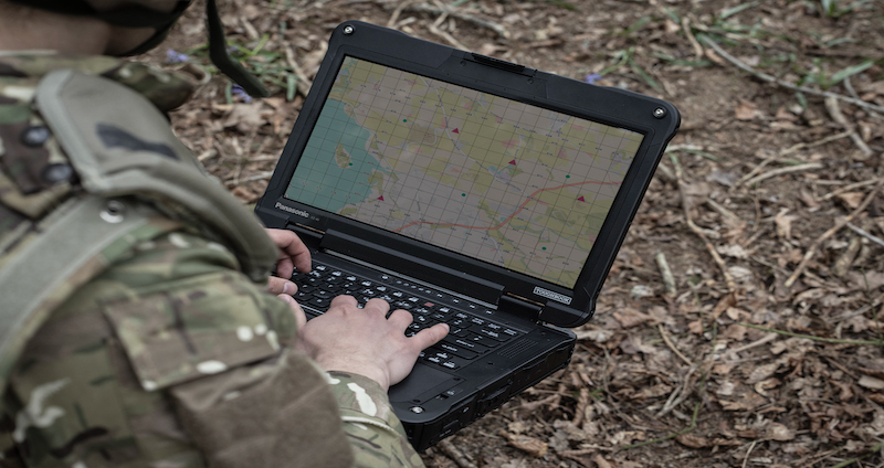 imagem de um notebook rugged usado em combate