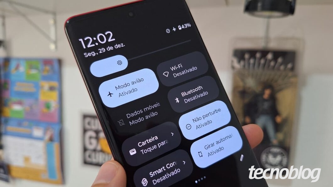 Imagem de um celular com o Modo Avião ativado