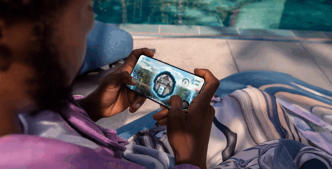 Pessoa segurando Moto G86 na horizontal e jogando