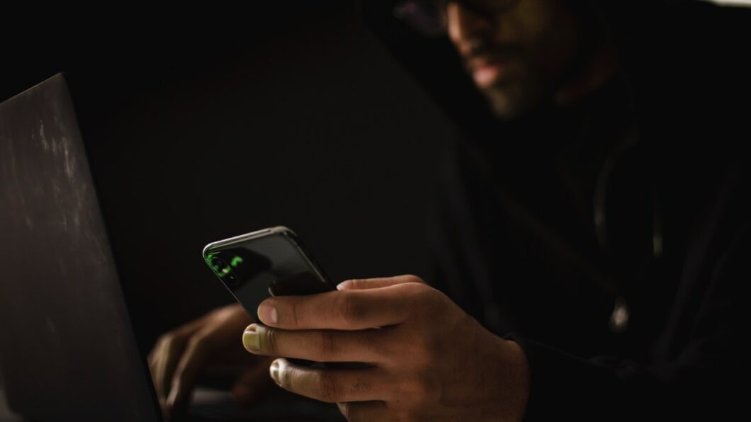 É possível detectar um stalkerware (Imagem: Sora Shimazaki/Pexels)