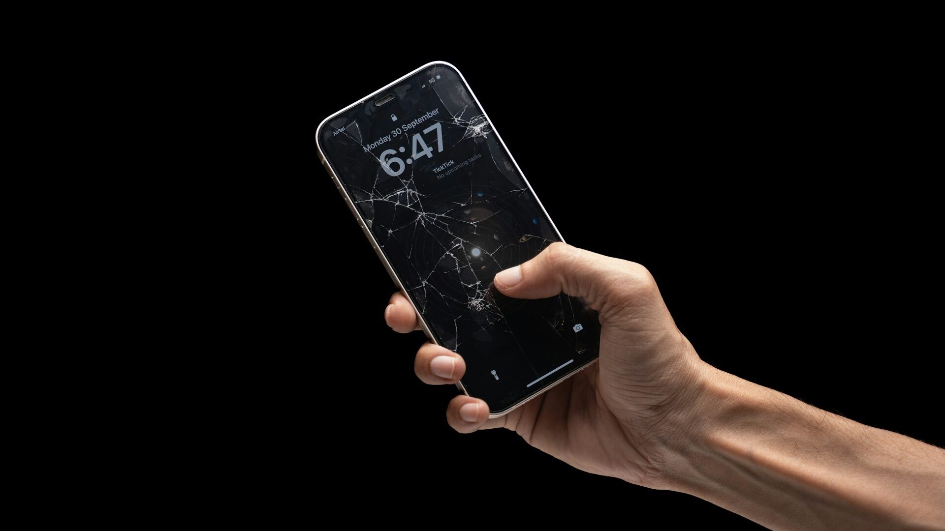 imagem de um iphone com a tela qubrada