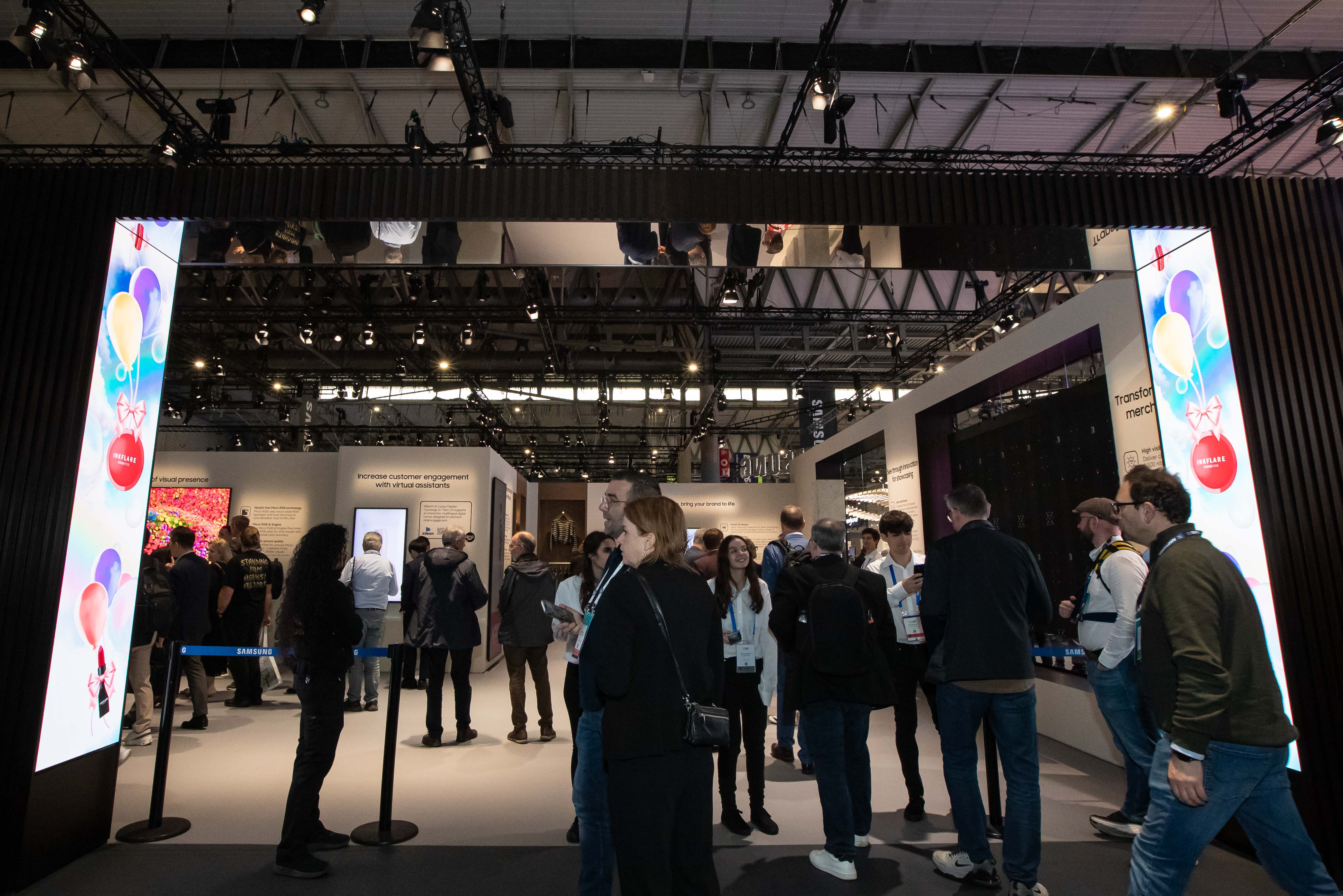 Público observa as telas IEF de 109 polegadas na entrada do estande da Samsung na ISE 2026