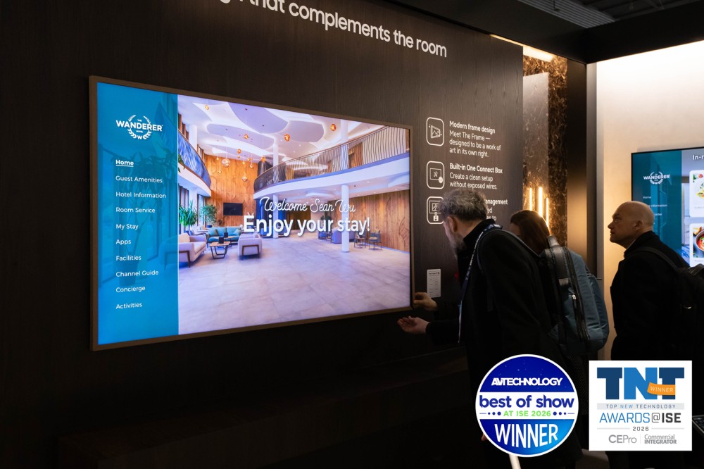 Participantes da ISE 2026 observam a The Frame for Hotel