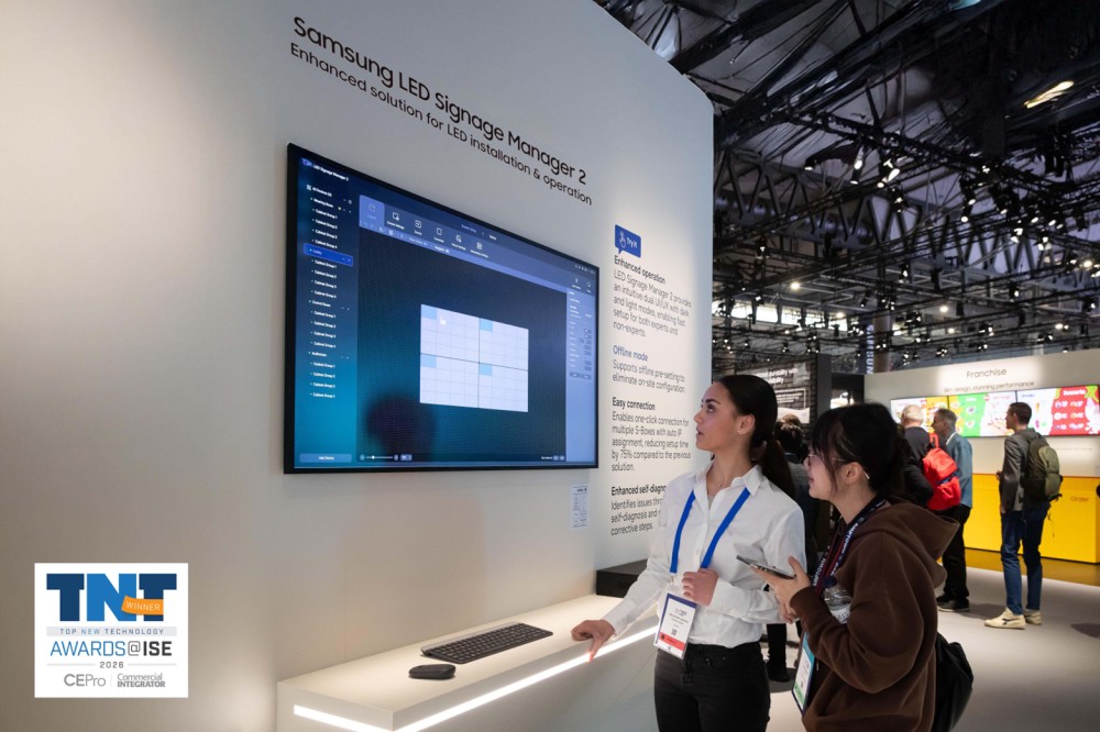 Visitantes observam o LED Signage Manager 2