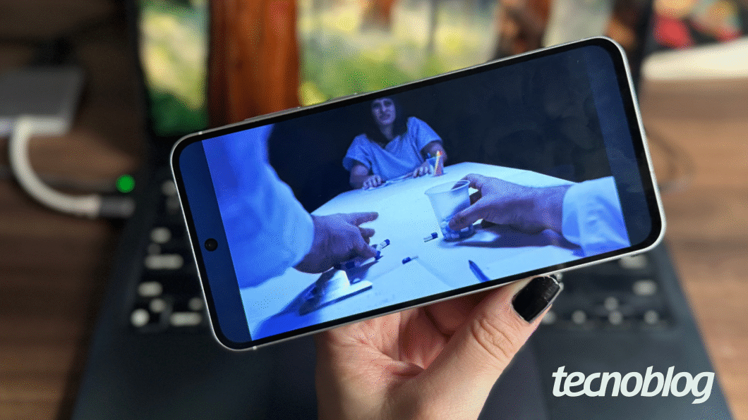 Foto mostra tela do celular Samsung Galaxy A56 com contrastes intensos e preto profundo