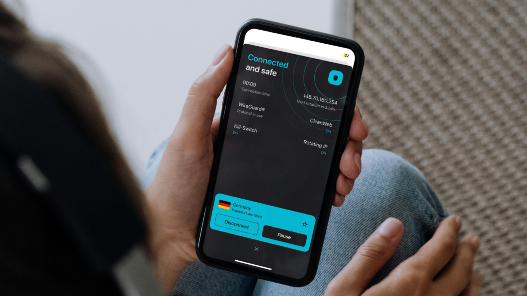 Foto mostra app de VPN da Surfshark no celular