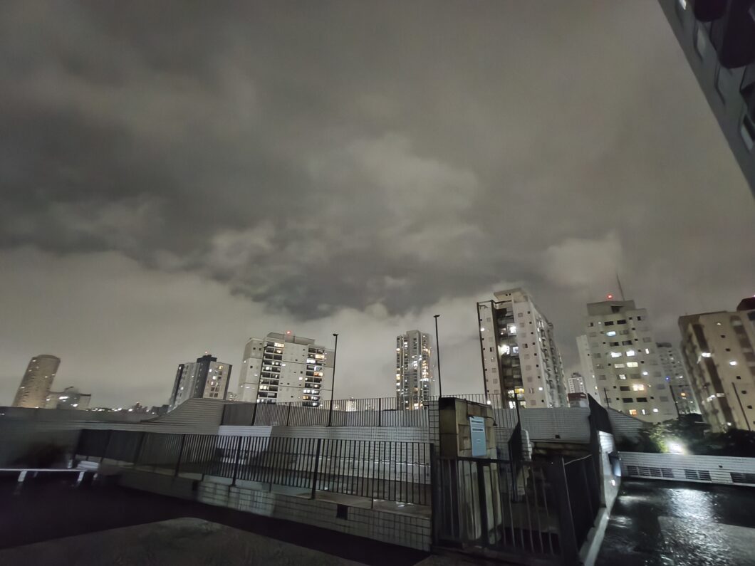 Teste com a lente widescreen do Poco X8 Pro à noite