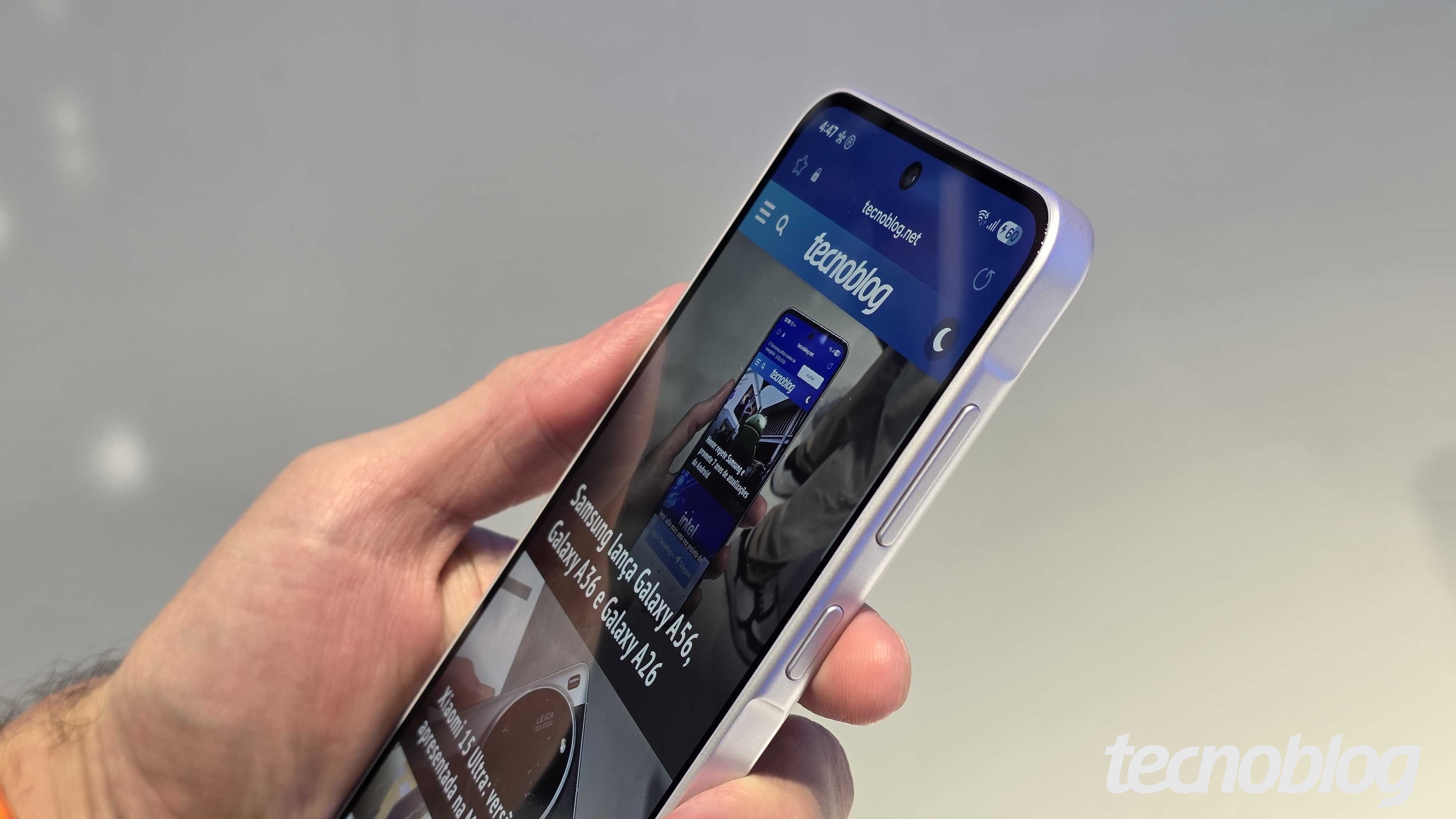 Galaxy A36 foi anunciado em três cores: preto, lavanda e branco (foto: Thássius Veloso/Tecnoblog)