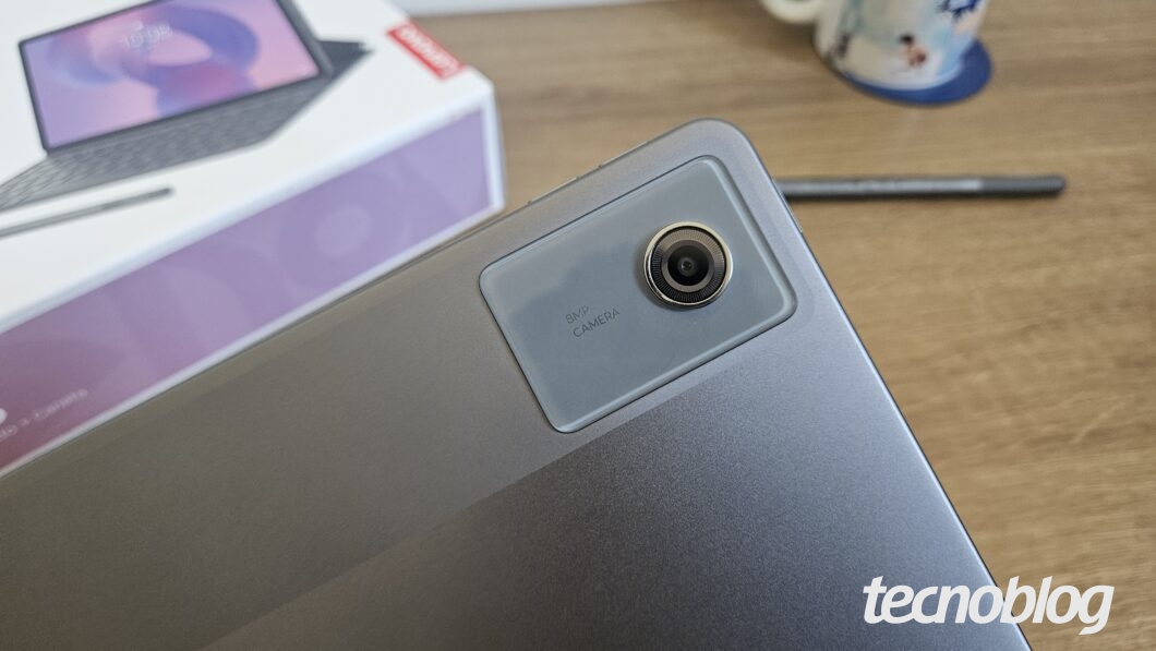 Módulo de câmera traseira do Lenovo Idea Tab com a inscrição "8 MP Câmera"