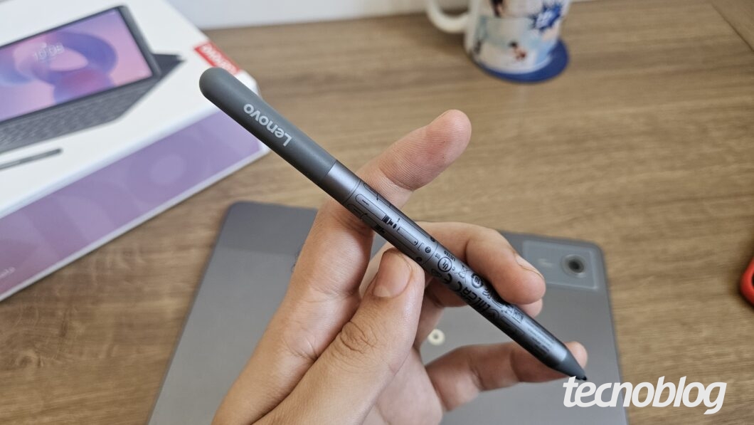Caneta do Lenovo Idea Tab apresenta o nome da marca no topo.