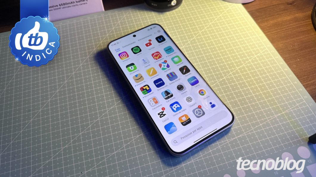 Foto mostra celular sobre mesa, exibindo bandeja de aplicativos com diversos ícones, como Instagram, Spotify e YouTube, entre outros