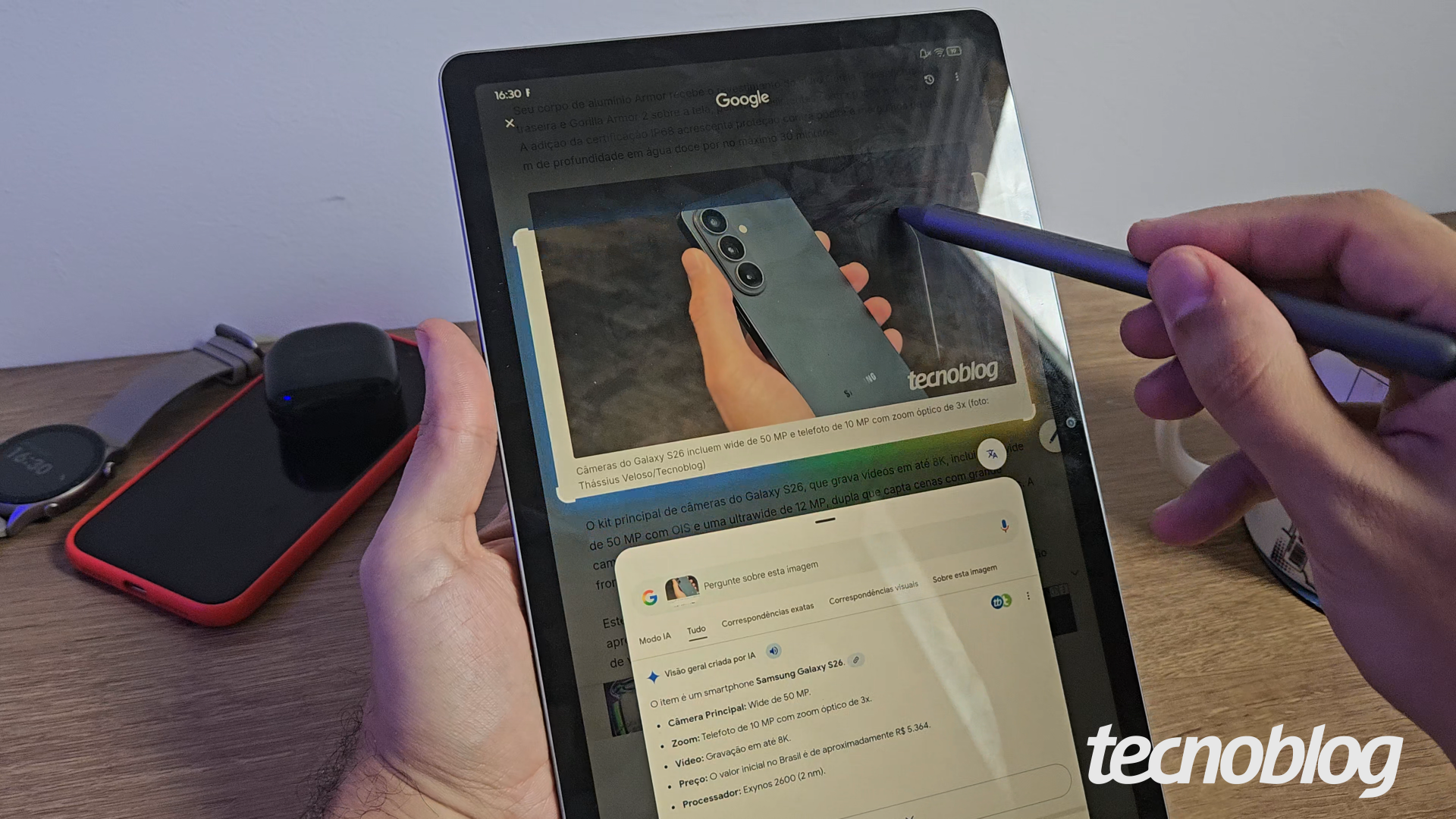 Usando o Circle to Search com a caneta do Lenovo Idea Tab na página do Galaxy S26 do Tecnoblog.