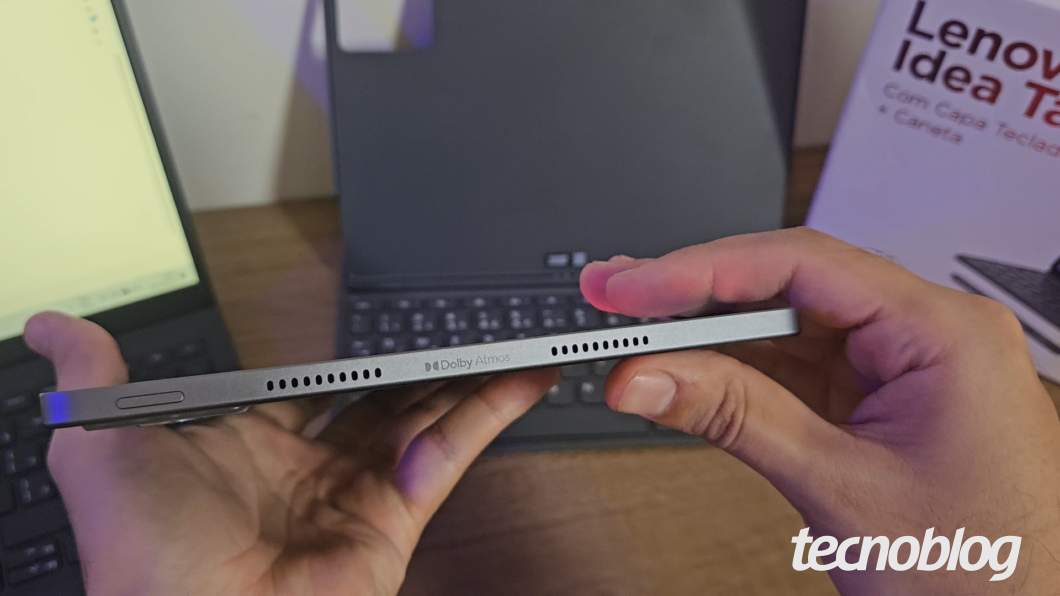 Inscrição "Dolby Atmos" na parte inferior do Lenovo Idea Tab.