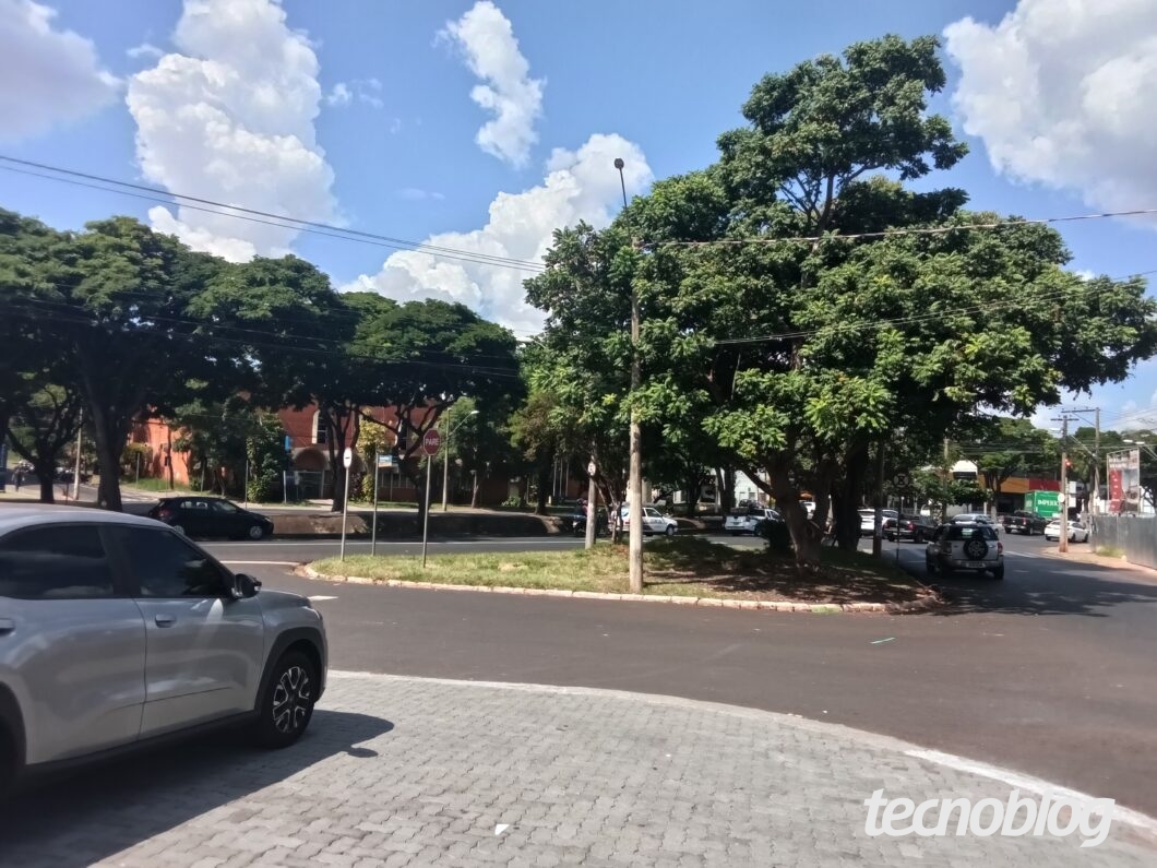 Teste de fotografia sob a luz do sol com o Lenovo Idea Tab. A imagem exibe uma praça cercada de carros e ruas