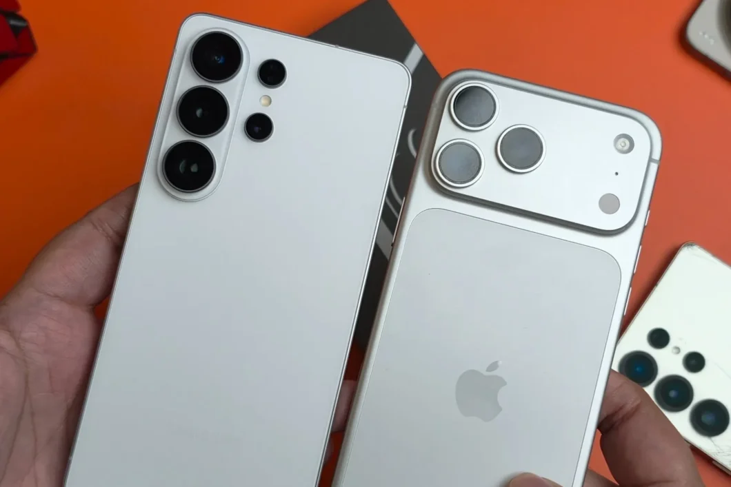 imagem de um galaxy s26 ultra ao lado de um iphone 17 pro max