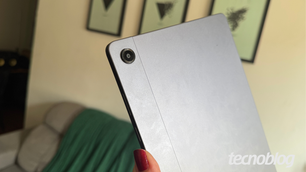 Foto mostra parte superior traseira do Galaxy Tab A11 Plus, com câmera de 8 megapixels