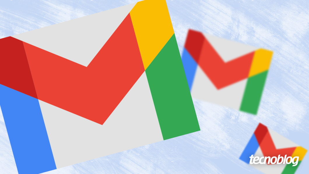 Arte mostra três logotipos do Gmail, parecendo envelopes estilizados, flutuando em um fundo branco que se mistura a um azul claro. O logo maior, em primeiro plano, tem suas abas em vermelho, azul, verde e amarelo. No canto inferior direito, a marca d'água "tecnoblog" é visível.