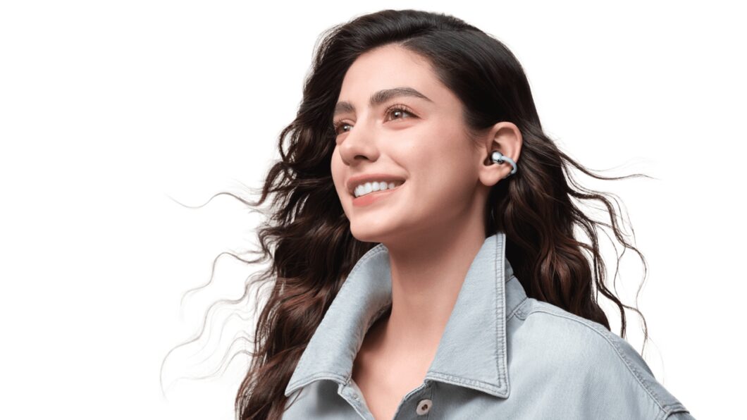 Mulher usando os fones open-ear FreeClip 2