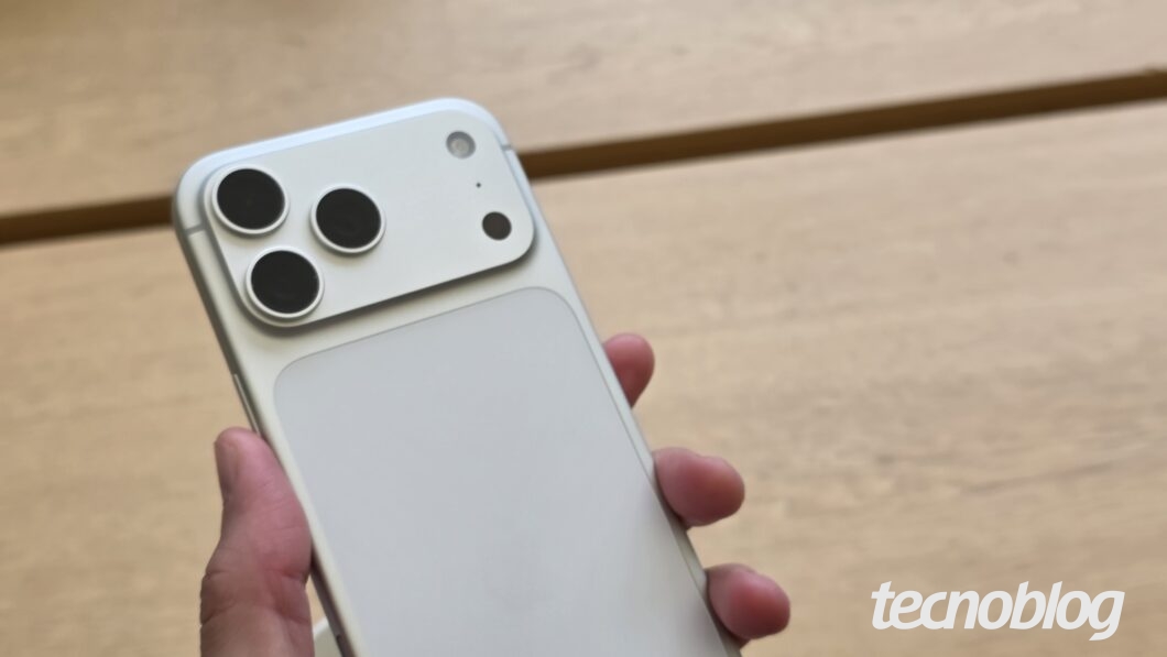 Mão segurando iPhone 17 Pro Max prateado com as câmeras traseiras em destaque