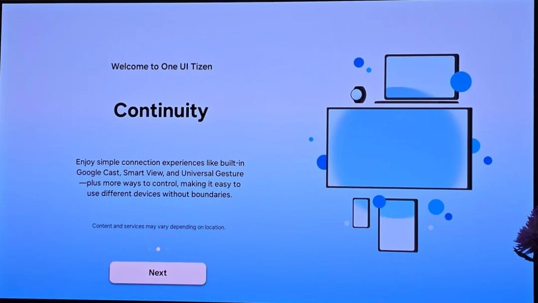 Foto de uma TV Samsung com o aviso de atualização na tela.