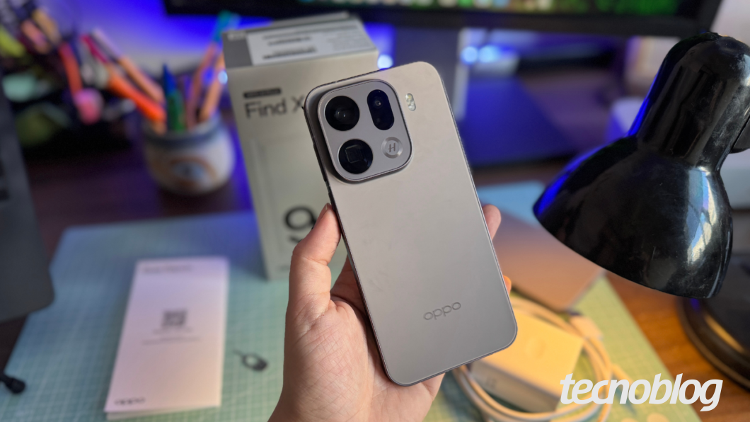 Mão segurando o Oppo Find X9 Pro na cor titânio-grafite