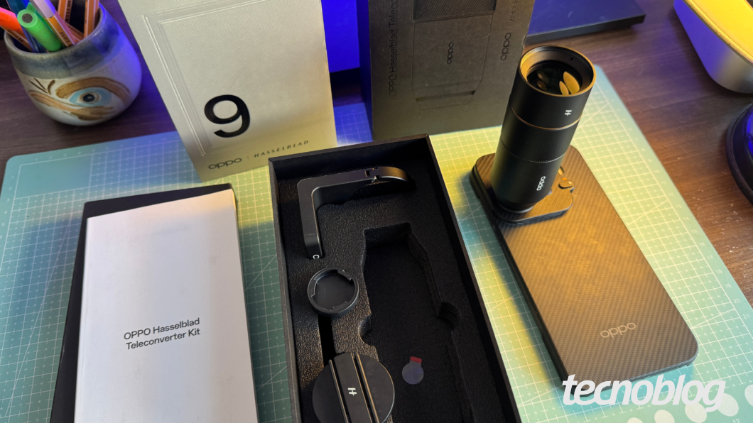 Imagem mostra conteúdo da caixa do Kit Teleconversor Oppo Hasselblad, incluindo lente teleobjetiva, capa magnética e suporte para tripé