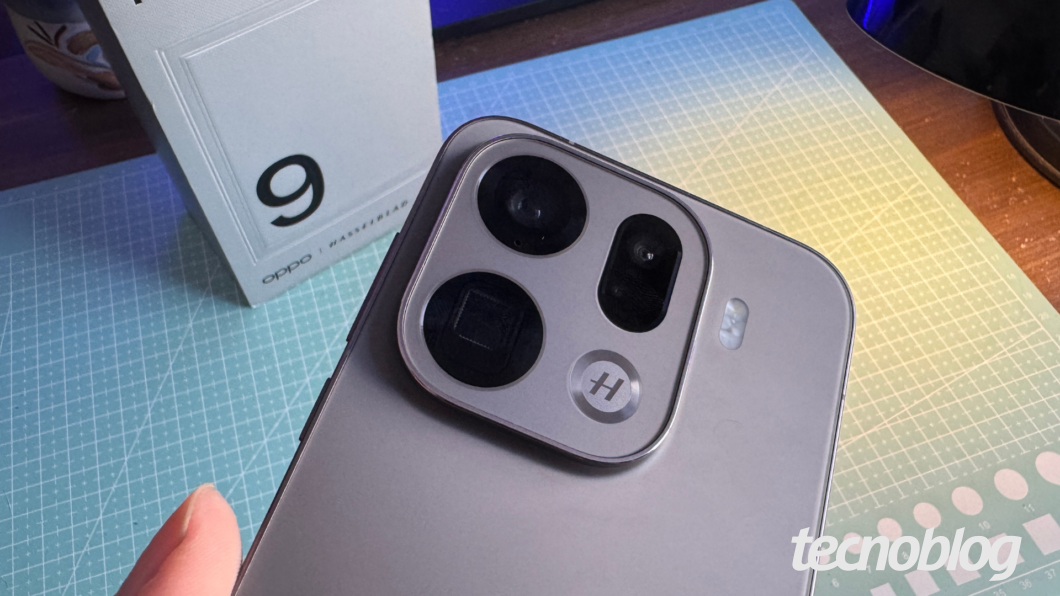 Close no módulo de câmeras do Oppo Find X9 Pro com 4 lentes e um flash