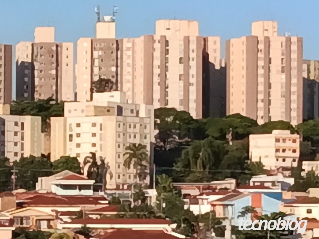 Imagem com zoom digital do Lenovo Idea Tab que mostra prédios ao fundo com imagem borrada.