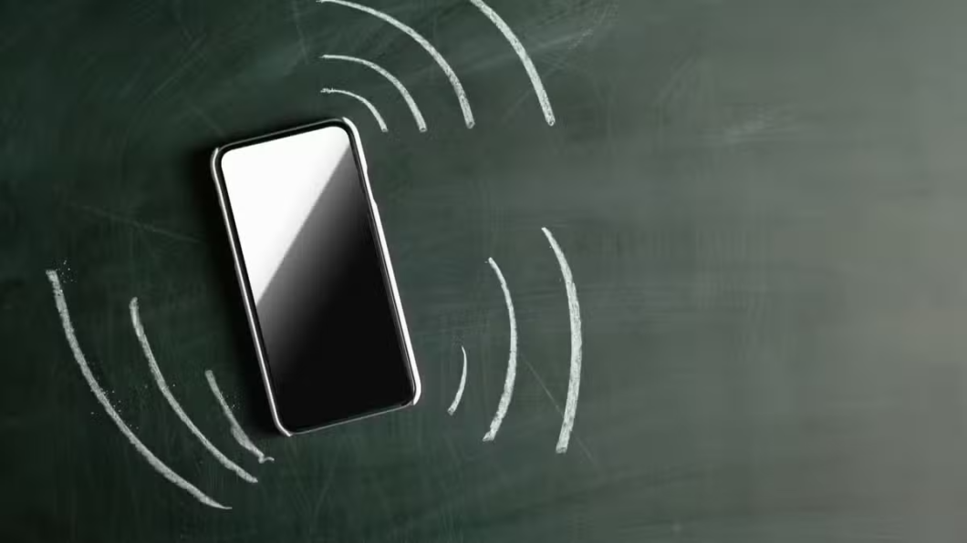 imagem de um celular com desenhos que remetem a vibração em volta