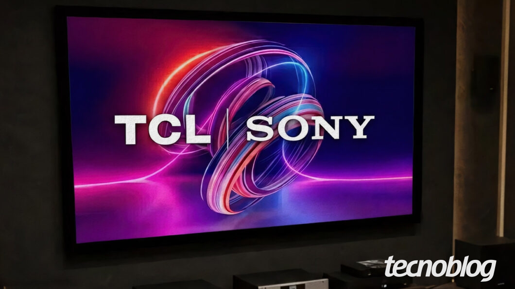 Televisor exibindo os logotipos TCL e Sony em tela com gráficos coloridos abstratos representando parceria entre as empresas