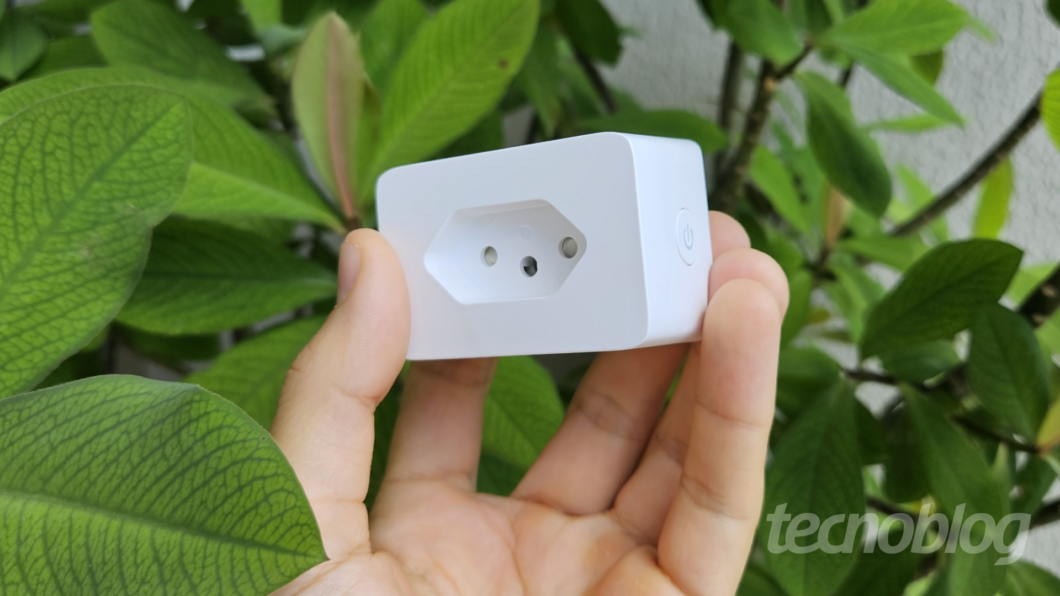 imagem de uma mão segurando uma tomada inteligente TP-Link Tapo P110