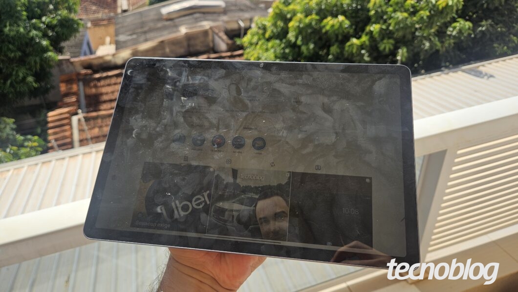 Uso do Lenovo Idea Tab sob a luz do sol não mostra com qualidade o que está sendo exibido na tela.