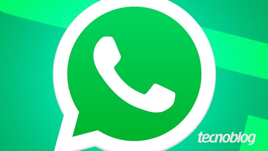 Imagem mostra o logo do WhatsApp ao centro, sobre um fundo verde com faixas diagonais em verde mais claro. O logo consiste em um balão de diálogo branco com um contorno verde mais escuro, contendo um ícone de telefone branco dentro. Na parte inferior direita, o logotipo do "Tecnoblog" é visível, em fonte de cor branca.