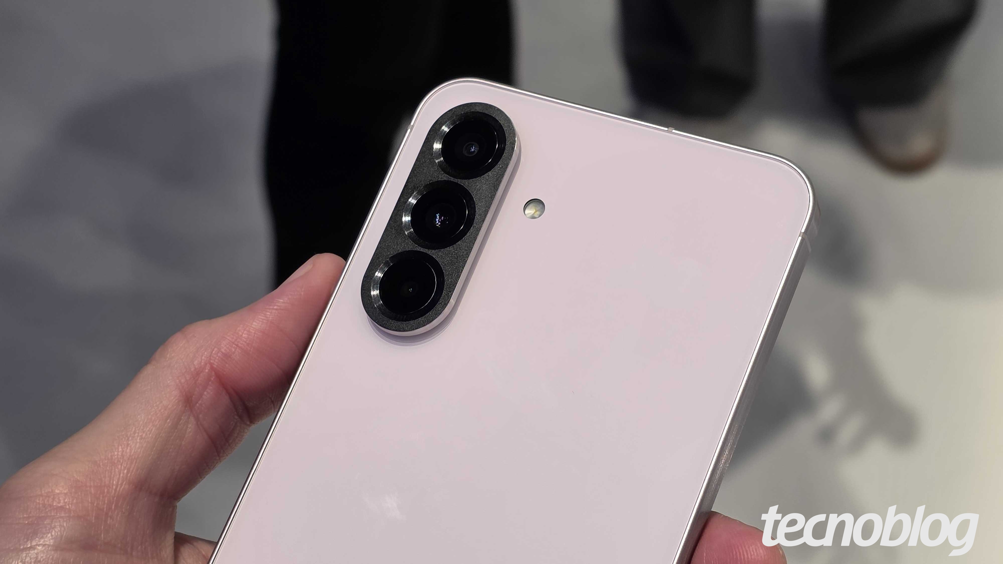 Mão segurando Galaxy A56 com a traseira virada pra cima (foto: Thássius Veloso/Tecnoblog)